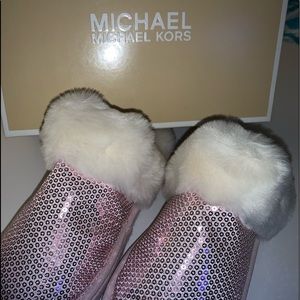 Brand New 🔥faux fur Michael Kors slippers size 4